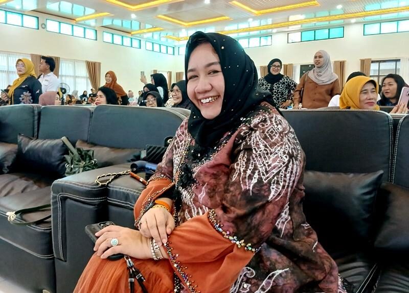 Anggota DPRD Kabupaten Barito Utara, Rosi Wahyuni, saat menghadiri peringatan Hari Kartini Tahun 2026 yang digelar PP-PAUD Kabupaten Barito Utara di Aula Dinas Lingkungan Hidup, Rabu (29/04/2026).