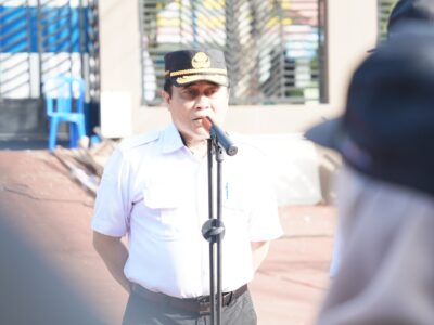 Kepala Diskominfosandi Barito Utara, Drs. Ardian, M.Pd, memimpin apel pagi perdana bersama jajaran pejabat dan staf Diskominfosandi Barito Utara di halaman kantor setempat, Muara Teweh, Rabu (6/5/2026).