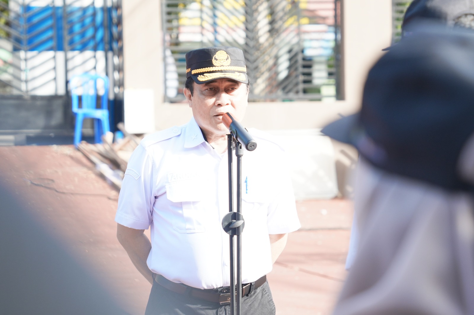 Kepala Diskominfosandi Barito Utara, Drs. Ardian, M.Pd, memimpin apel pagi perdana bersama jajaran pejabat dan staf Diskominfosandi Barito Utara di halaman kantor setempat, Muara Teweh, Rabu (6/5/2026).