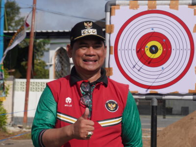 Bupati Barito Utara mengikuti eksibisi manyipet usai membuka FBIMBT 2026 di halaman kantor bupati