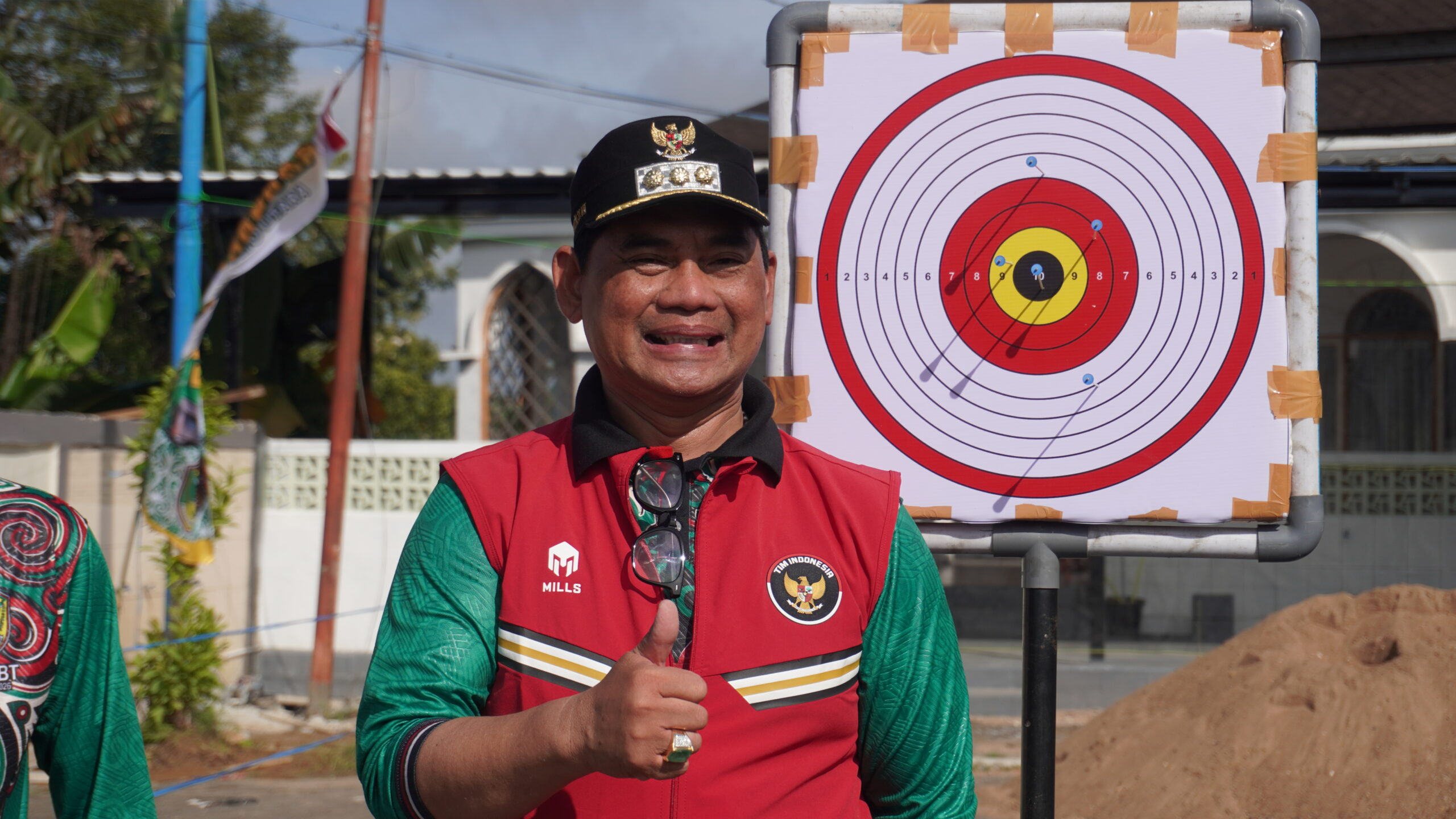 Bupati Barito Utara mengikuti eksibisi manyipet usai membuka FBIMBT 2026 di halaman kantor bupati