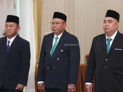 Haji Gogo Purman Jaya (tengah) bersama Idrus (kiri) dan Rusiani (kanan) saat pelantikan Dirut Perusda Batara Membangun