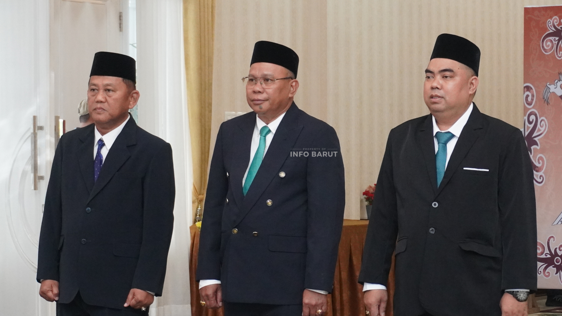Haji Gogo Purman Jaya (tengah) bersama Idrus (kiri) dan Rusiani (kanan) saat pelantikan Dirut Perusda Batara Membangun
