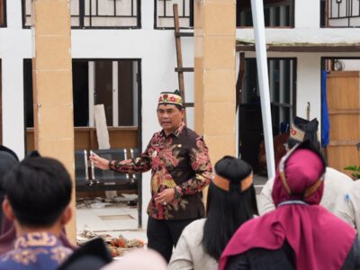 Bupati Barito Utara H Shalahuddin memimpin apel pagi di halaman Disdagrin Kabupaten Barito Utara