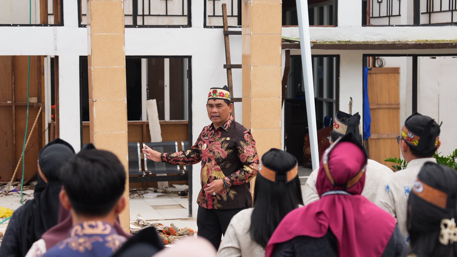 Bupati Barito Utara H Shalahuddin memimpin apel pagi di halaman Disdagrin Kabupaten Barito Utara
