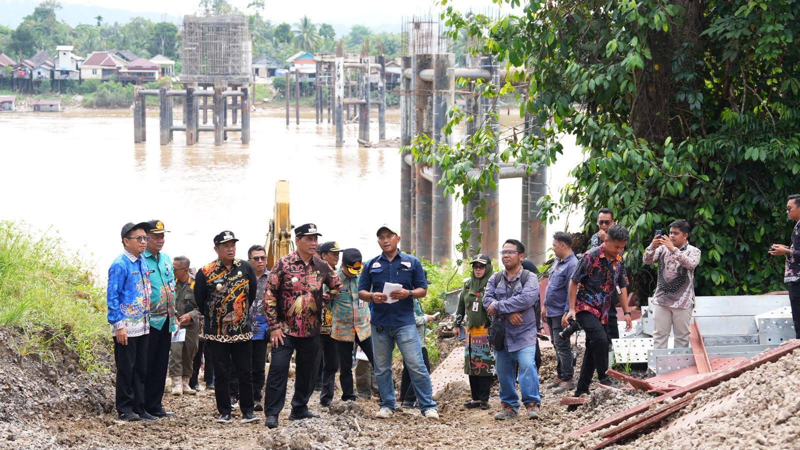 Peninjauan Bupati Barito Utara ke proyek Jembatan Lemo