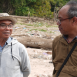 Kepala Disbudparpora Barito Utara, Pariadi AR, SKM, (kiri) bersama Kepala BPK Wilayah Kalimantan Tengah, Iwan Setiawan Bimas, S.S., M.M. (Kanan) saat meninjau meninjau sisa-sisa Kapal Onrust di Sungai Barito, Sabtu (22/8/2026). (Foto: infobarut)