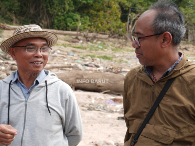 Kepala Disbudparpora Barito Utara, Pariadi AR, SKM, (kiri) bersama Kepala BPK Wilayah Kalimantan Tengah, Iwan Setiawan Bimas, S.S., M.M. (Kanan) saat meninjau meninjau sisa-sisa Kapal Onrust di Sungai Barito, Sabtu (22/8/2026). (Foto: infobarut)