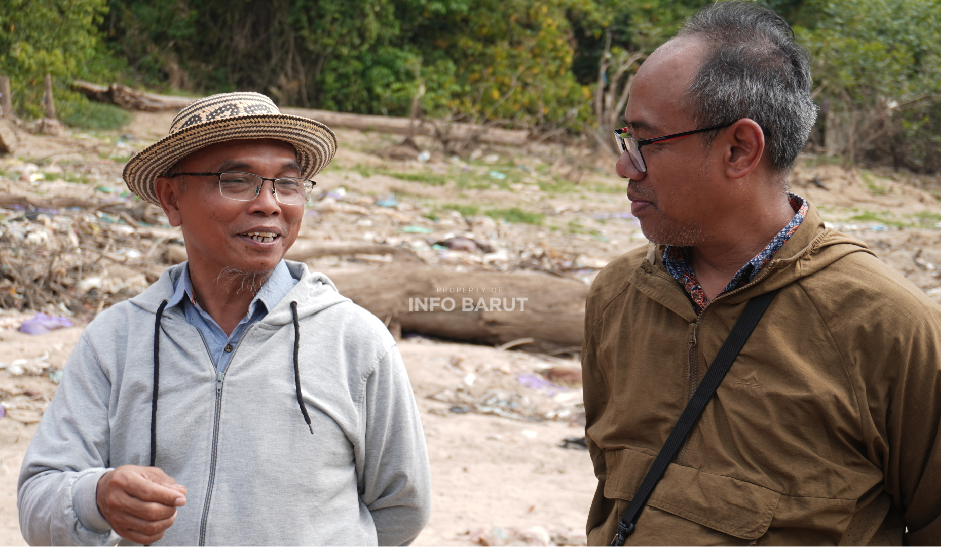 Kepala Disbudparpora Barito Utara, Pariadi AR, SKM, (kiri) bersama Kepala BPK Wilayah Kalimantan Tengah, Iwan Setiawan Bimas, S.S., M.M. (Kanan) saat meninjau meninjau sisa-sisa Kapal Onrust di Sungai Barito, Sabtu (22/8/2026). (Foto: infobarut)