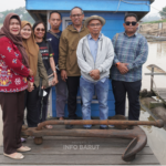 Kadis Disbudparpora Barito Utara bersama Kepala BPK Wilayah Kalteng Kementerian Kebudayaan RI dan tokoh pemuda budaya meninjau jangkar kuno di Sungai Barito