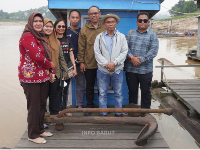 Kadis Disbudparpora Barito Utara bersama Kepala BPK Wilayah Kalteng Kementerian Kebudayaan RI dan tokoh pemuda budaya meninjau jangkar kuno di Sungai Barito