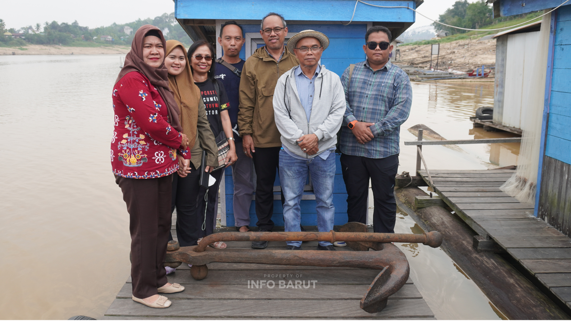 Kadis Disbudparpora Barito Utara bersama Kepala BPK Wilayah Kalteng Kementerian Kebudayaan RI dan tokoh pemuda budaya meninjau jangkar kuno di Sungai Barito