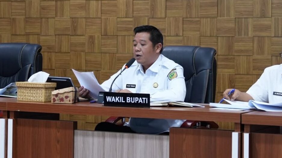 Wakil Bupati Barito Utara Felix Soenadi Y Tingan presentasi penurunan pengangguran di hadapan Kemendagri