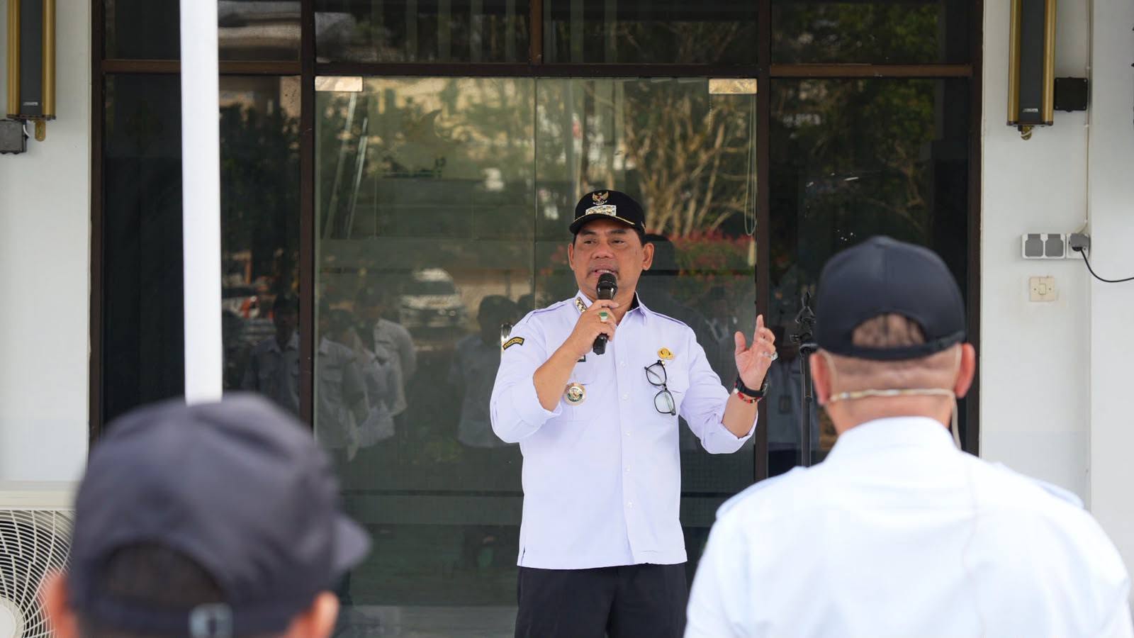 Bupati Barito Utara H Shalahuddin pimpin apel pagi di Dinas PUPR Barito Utara