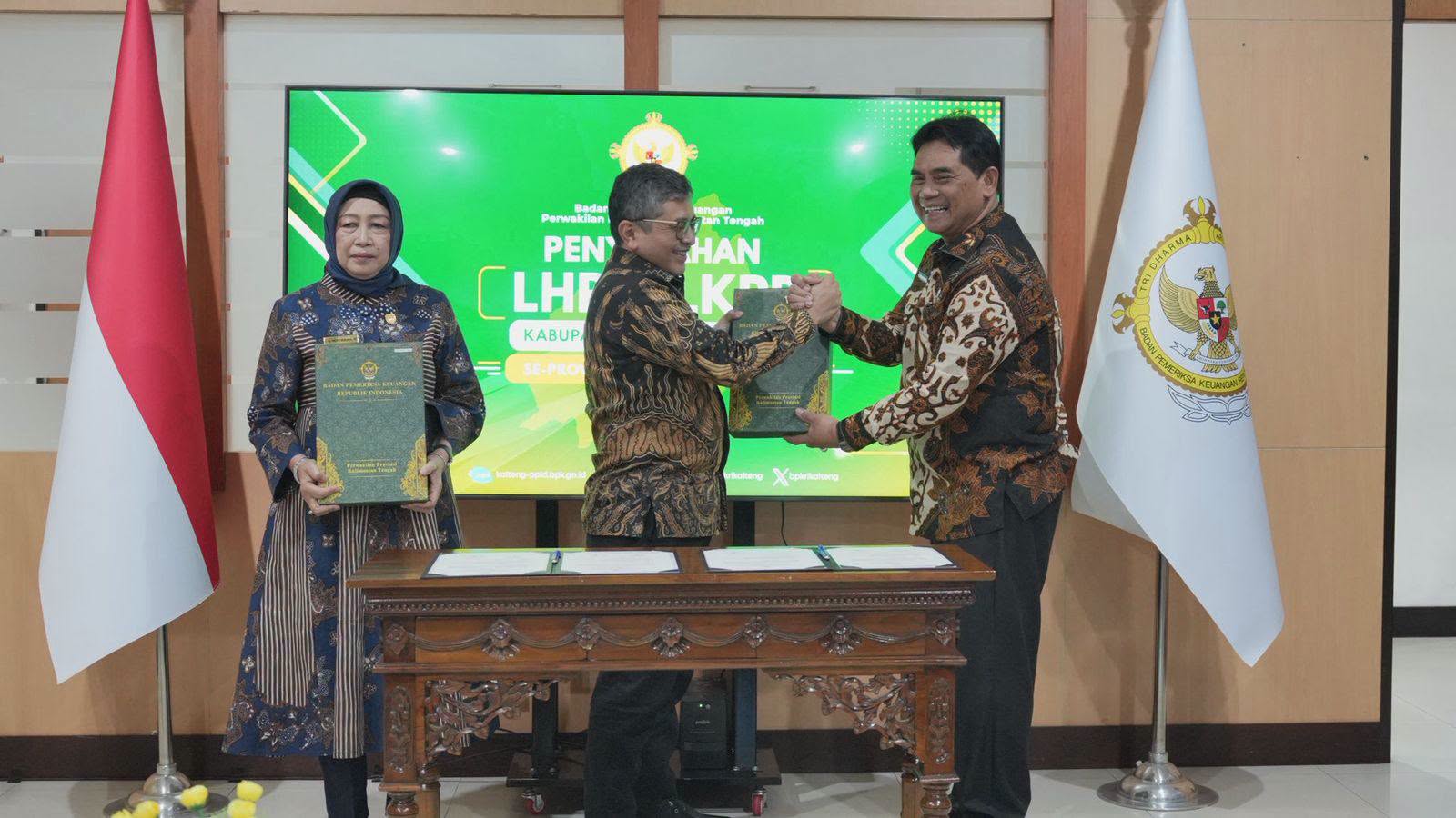 Bupati Barito Utara H Shalahuddin terima opini WTP ke-11 dari BPK di Palangka Raya