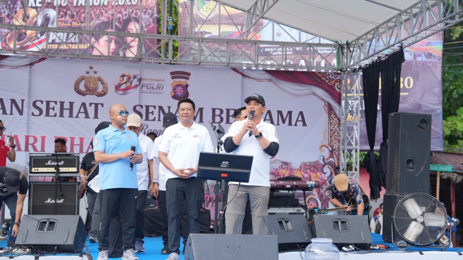 Bupati Barito Utara H Shalahuddin hadiri Jalan Sehat Hari Bhayangkara ke-80 di Bundaran Buah