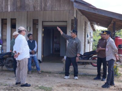 Bupati Barito Utara H Shalahuddin Safari Salat Jumat di Gunung Purei dan tinjau jalan Kilometer 30