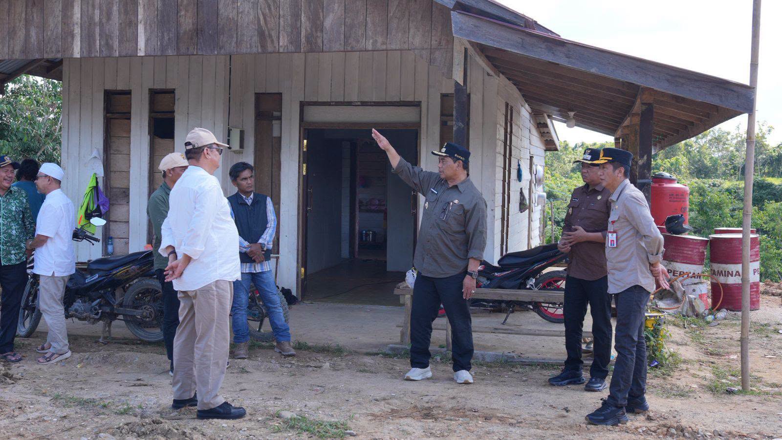 Bupati Barito Utara H Shalahuddin Safari Salat Jumat di Gunung Purei dan tinjau jalan Kilometer 30