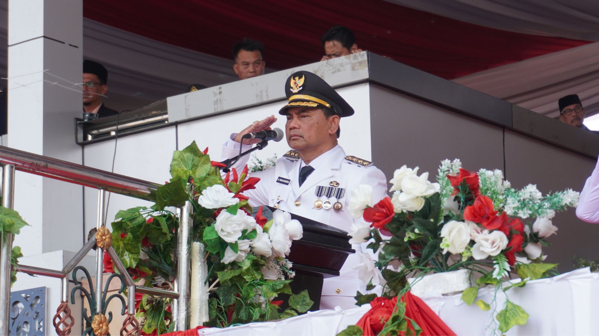 Bupati Barito Utara H Shalahuddin memimpin upacara HUT ke-81 RI di Arena Tiara Batara