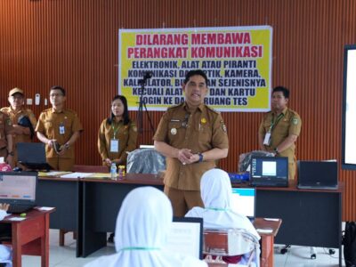 Bupati Barito Utara mengunjungi SDN Melayu 5 Muara Teweh pada hari pertama TKA