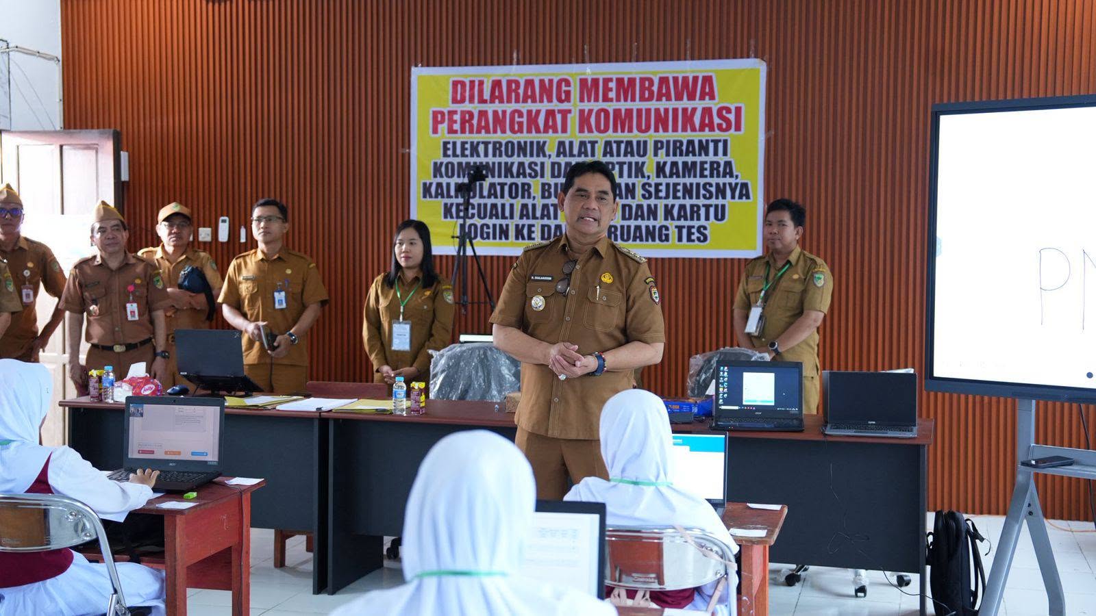 Bupati Barito Utara mengunjungi SDN Melayu 5 Muara Teweh pada hari pertama TKA