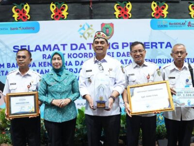 Bupati Barito Utara menerima penghargaan Rakorda Bangga Kencana di Palangka Raya