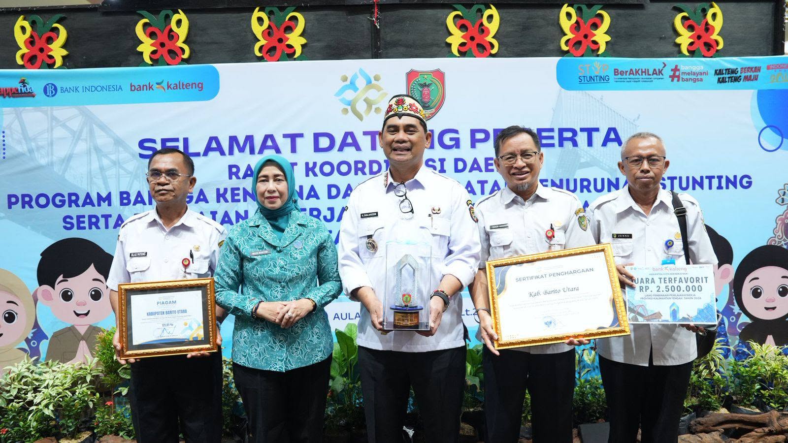 Bupati Barito Utara menerima penghargaan Rakorda Bangga Kencana di Palangka Raya