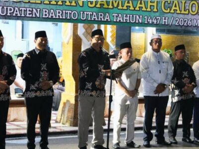 Bupati Barito Utara melepas rombongan jamaah calon haji di halaman Kantor Bupati