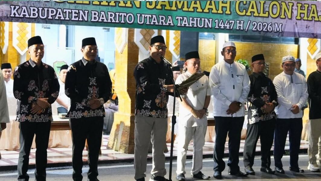 Bupati Barito Utara melepas rombongan jamaah calon haji di halaman Kantor Bupati