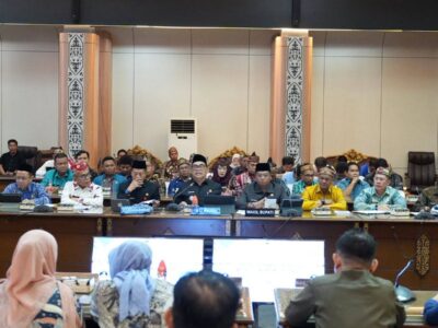 Bupati Barito Utara memaparkan skema multi years di Ruang Paripurna DPRD Barito Utara