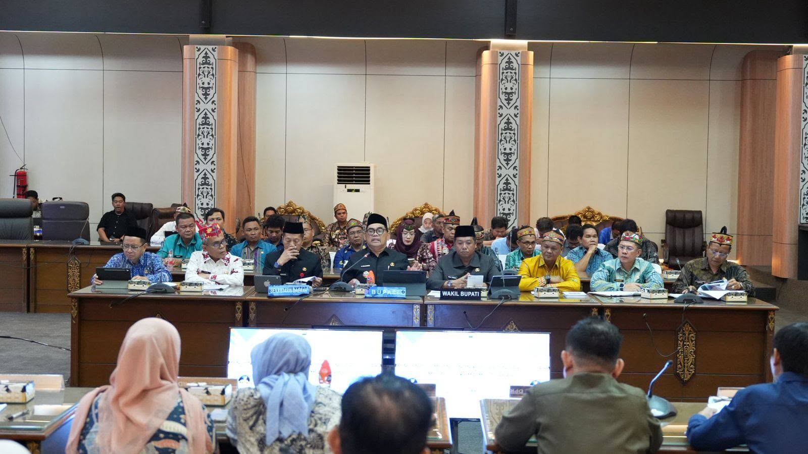 Bupati Barito Utara memaparkan skema multi years di Ruang Paripurna DPRD Barito Utara
