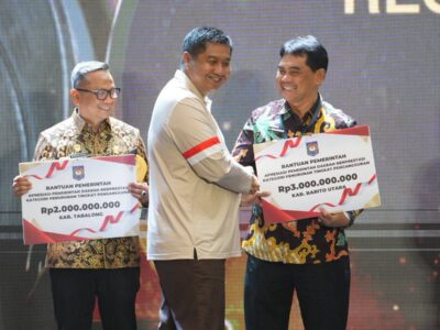 Bupati Barito Utara menerima penghargaan penurunan pengangguran terbaik se-Kalimantan