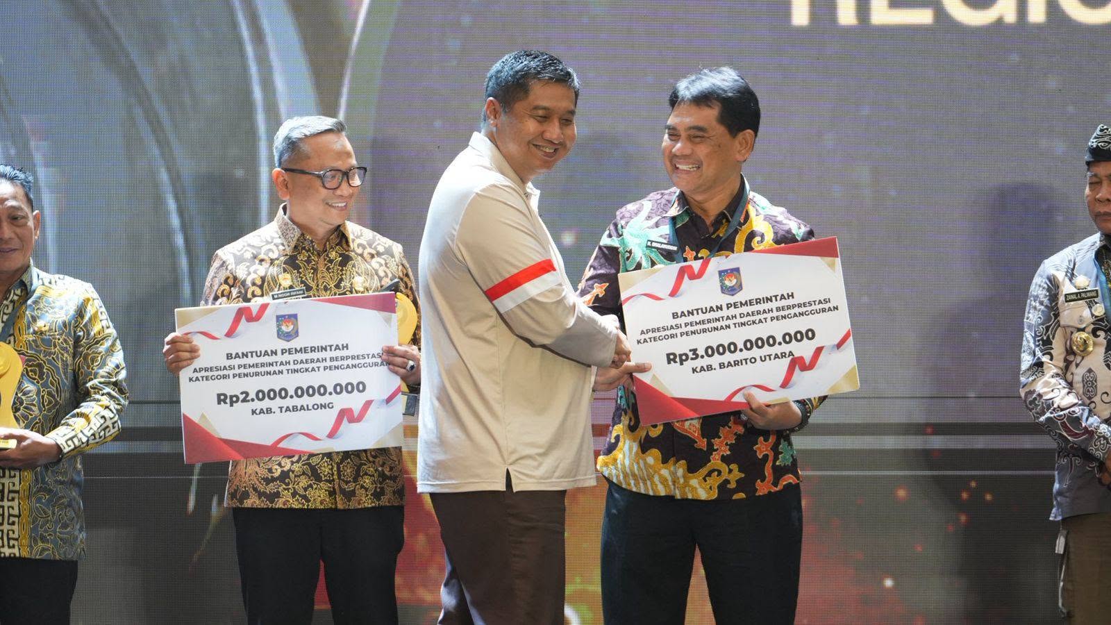 Bupati Barito Utara menerima penghargaan penurunan pengangguran terbaik se-Kalimantan