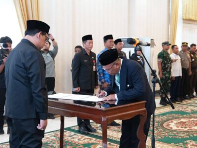 Bupati Barito Utara melantik direksi Perusda Batara Membangun di rumah jabatan bupati