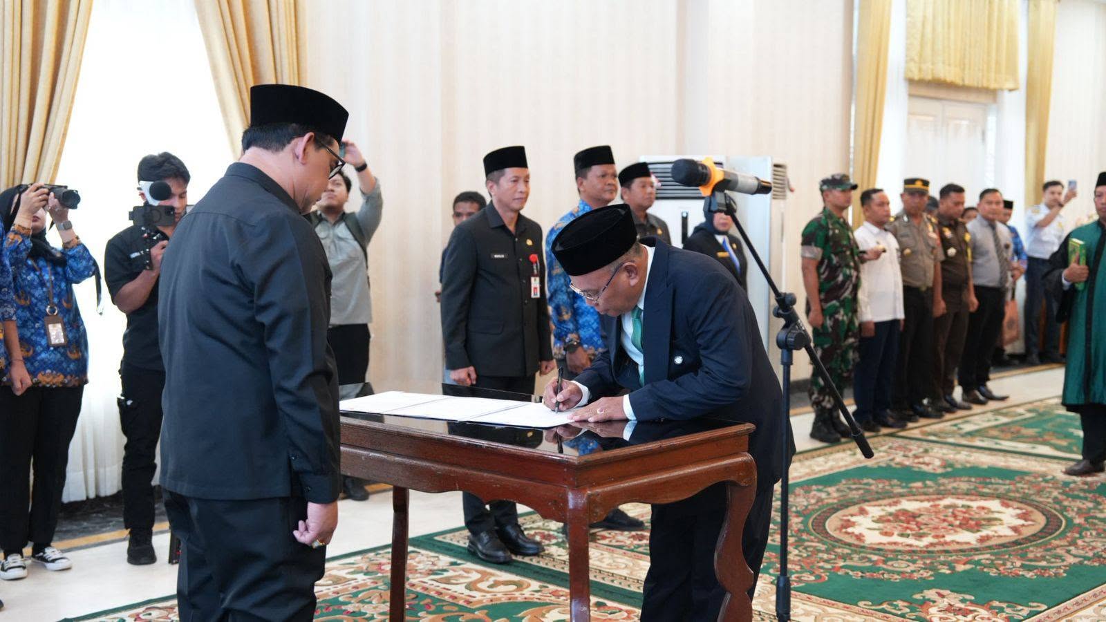 Bupati Barito Utara melantik direksi Perusda Batara Membangun di rumah jabatan bupati