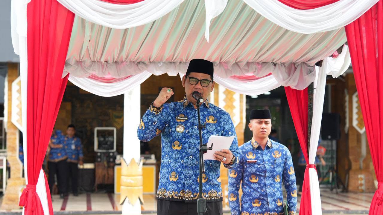 Bupati Barito Utara memimpin apel gabungan dan peringatan Hari Kearsipan Nasional ke-55