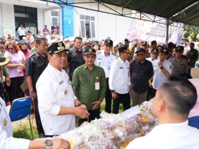 Bupati Barito Utara membuka Gerakan Pangan Murah On The Road di Desa Kandui Gunung Timang