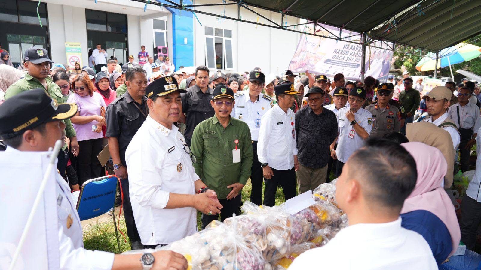 Bupati Barito Utara membuka Gerakan Pangan Murah On The Road di Desa Kandui Gunung Timang