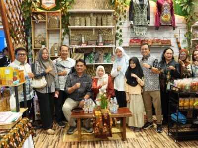 Bupati Barito Utara meninjau stand UMKM Barito Utara di Kalteng Expo 2026