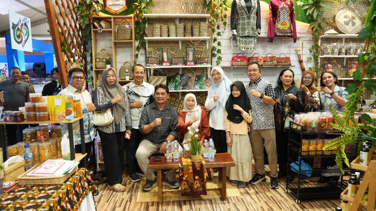 Bupati Barito Utara meninjau stand UMKM Barito Utara di Kalteng Expo 2026