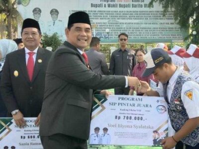 Bupati Barito Utara menyerahkan bantuan SIP Pintar Juara kepada pelajar berprestasi